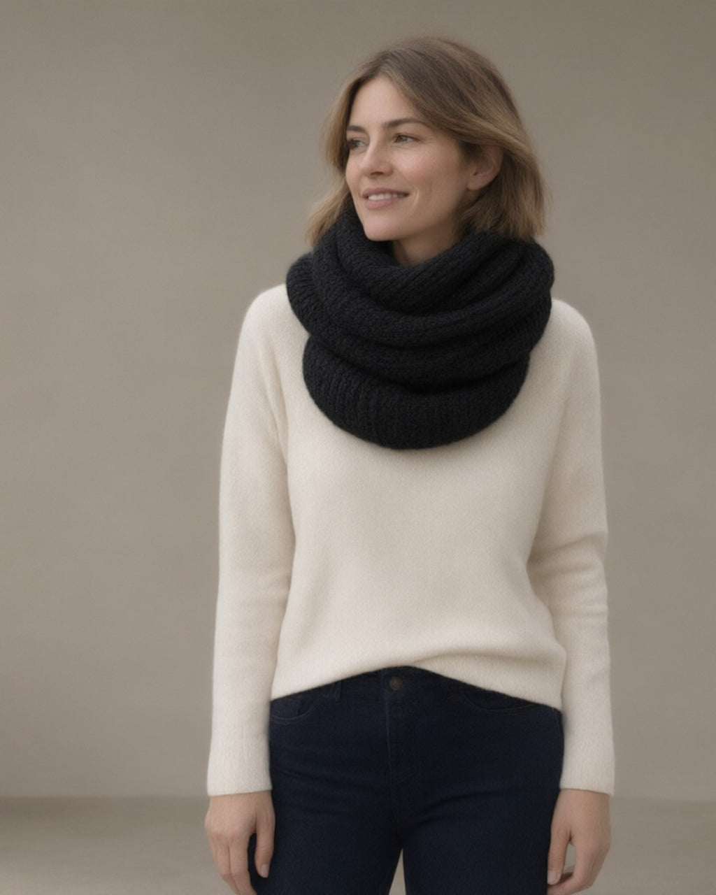 Women's Chunky Wool Snood, Pull-On Neck Warmer, Black – front, studio