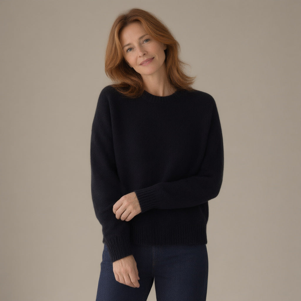 Woman wearing the wool jumper, round neck, 100% wool, three-quarter view, studio
